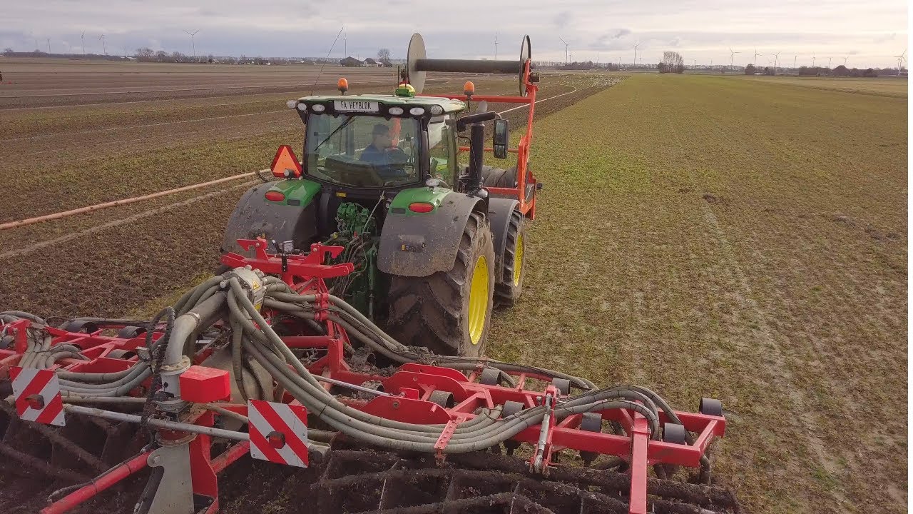 Loonbedrijf Heijblok B.V. aan het bouwland bemesten met een 8 meter brede Evers Sleepslang bemester