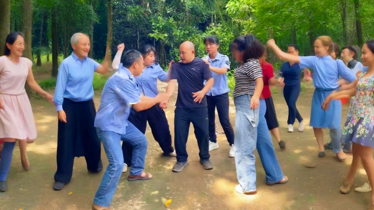 严厉打击人贩子！他们竟敢光天化日给美女套麻袋，霸气女侠出拳狠狠教训恶人！#funny #传递正能量 #弘扬正能量 #comedy