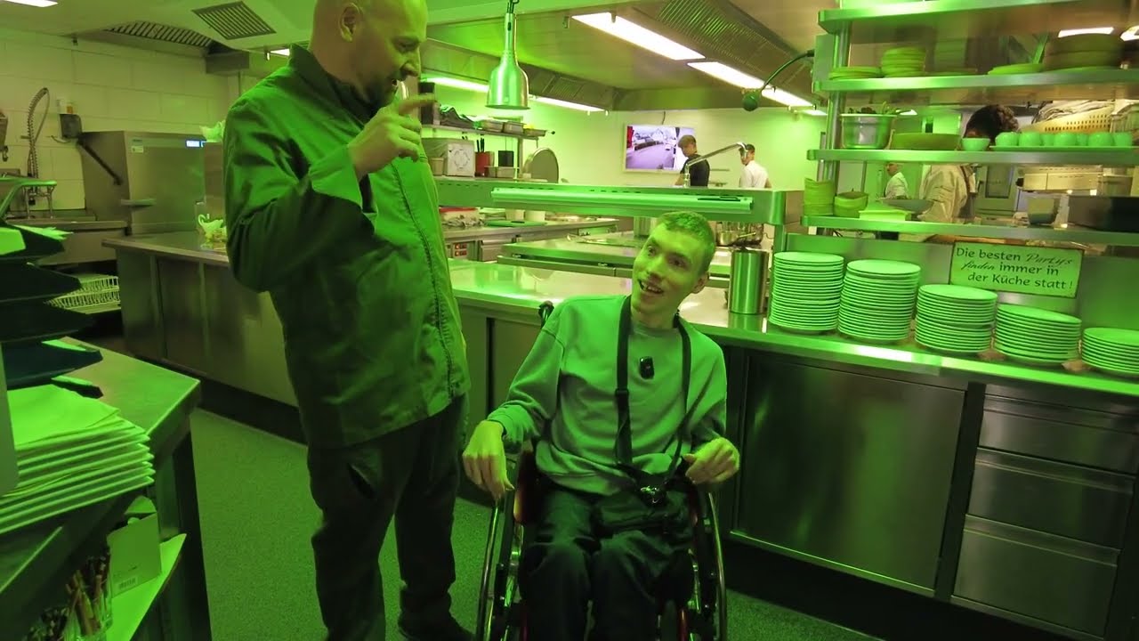 Mit Timo B&ouml;ckle im Restaurant Reussenstein teste ich die Barrierefreiheit im 1.Teil.