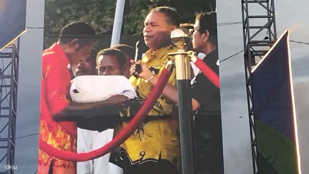 Prosesi penyerahan Alkitab tua dari pulau roon ke SINIDE DI TANAH PAPUA