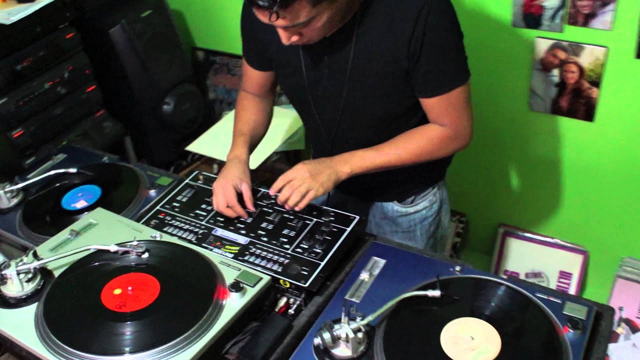 Dj Freddy Hernandez mezclas a 3 tornamesas