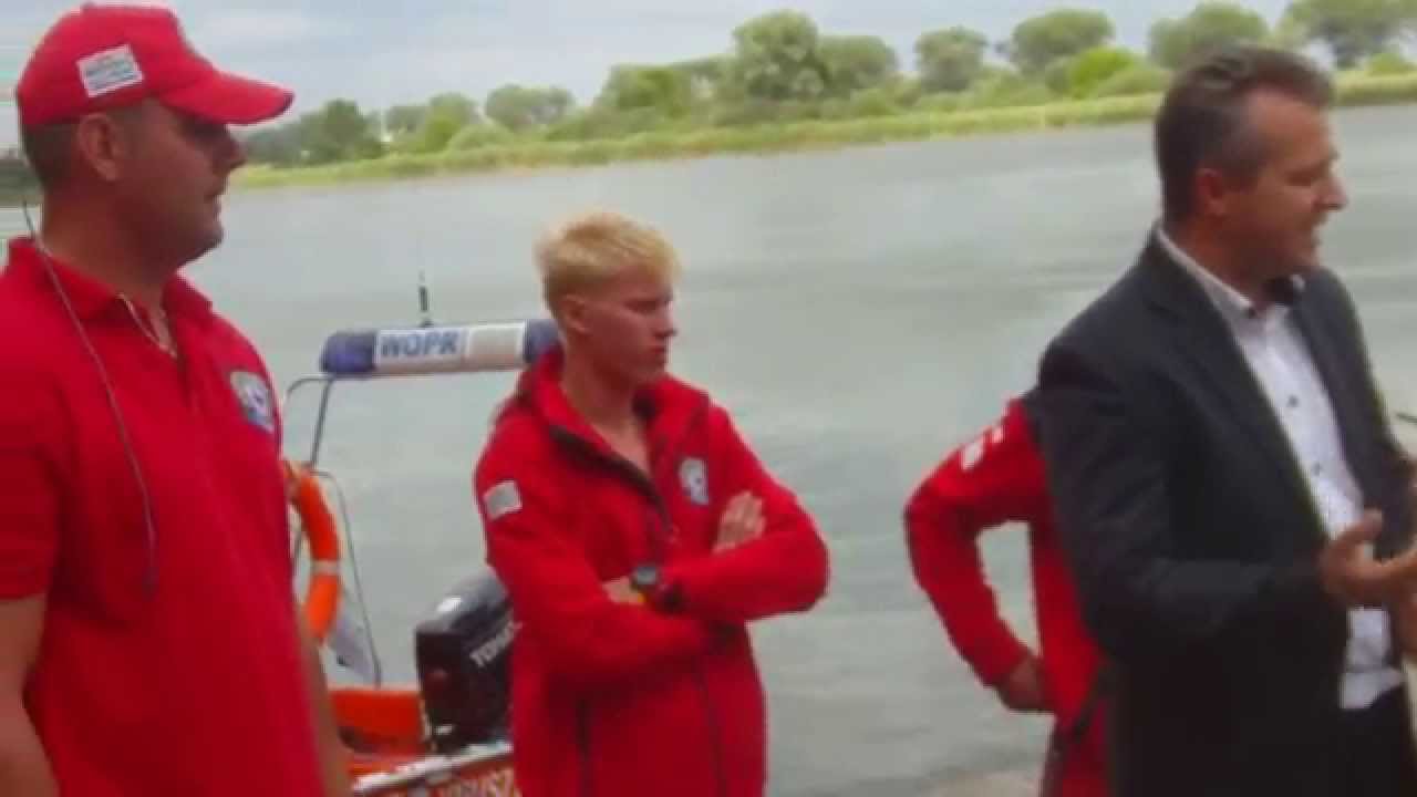 Rafał Domeracki przepływa Jezioro Gopło