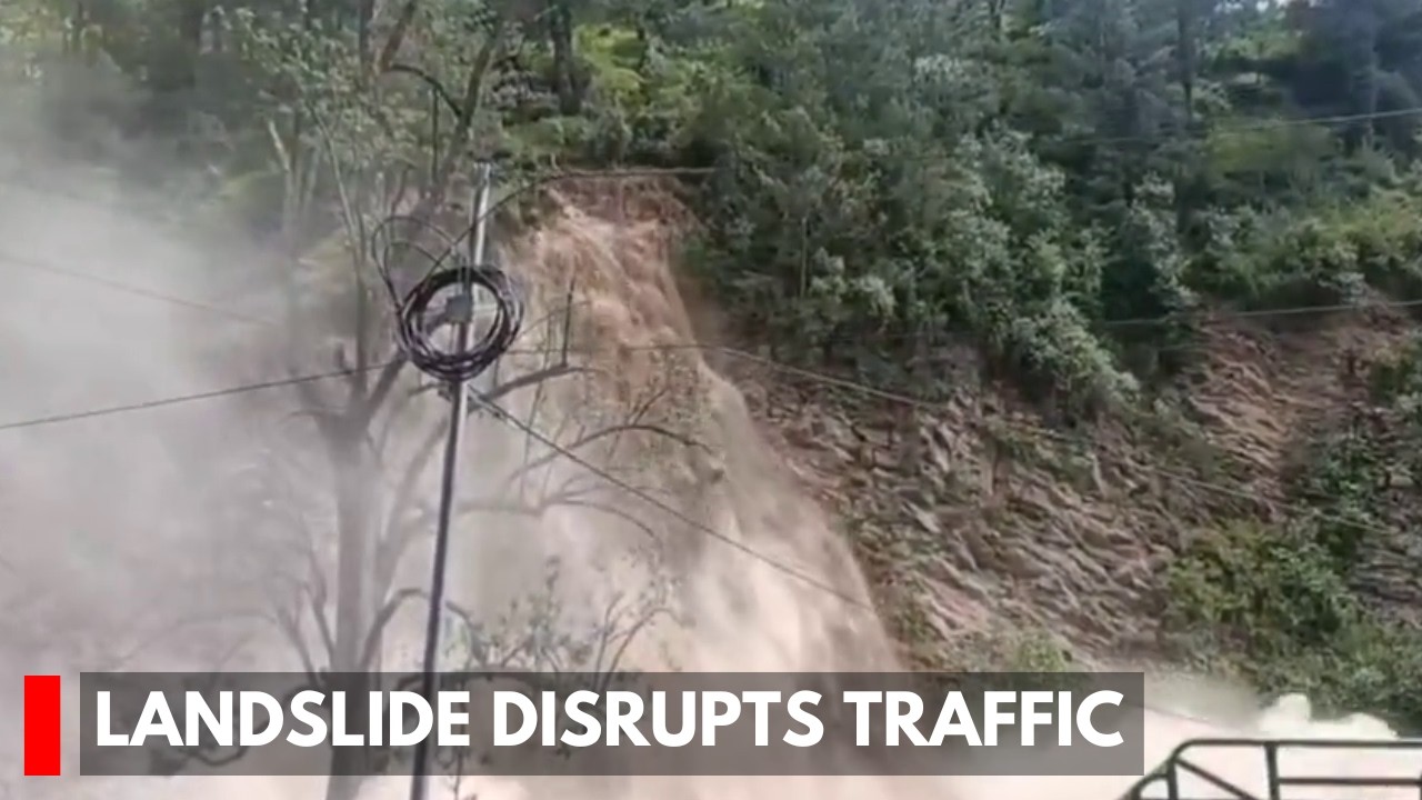 Doda: Landslide Disrupts Traffic on Thatri&ndash;Kilothran Road in Doda