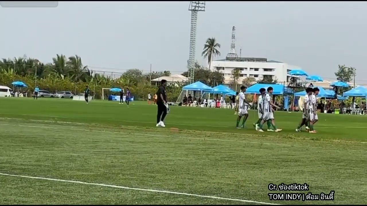 บรรยากาศน้องๆทีมหมอนทองวอร์มร่างกาย ก่อนลงแข่งในศึกมาดามคัพ