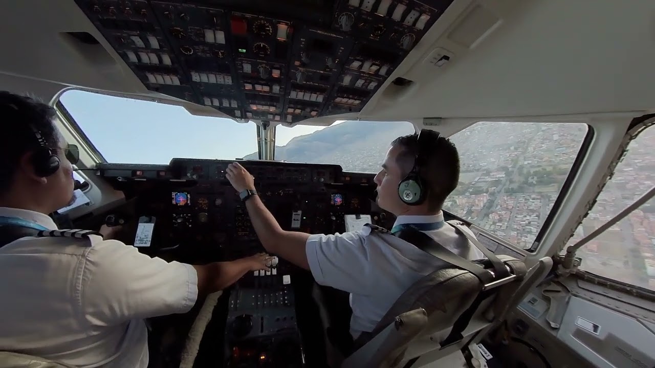 Despegue de Cochabamba pista 32 Avro RJ100 y amanecer