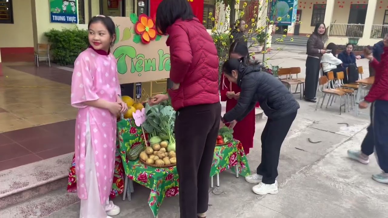 Hoạt động trải nghiệm: SHDC chủ đề: Hội chợ xuân gây quỹ nhân ái!