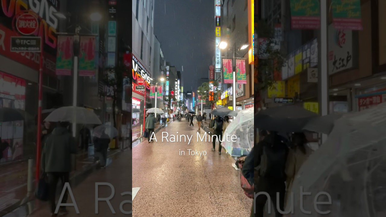 One minute on a rainy Saturday night in Tokyo #streetscenes #tokyolife #rainyday #shorts