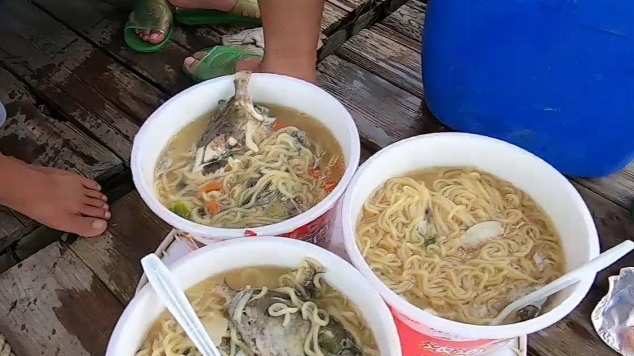 朋友来鱼排体验生活，阿达带朋友抓泥猛，吃海鲜泡，朋友：真香！