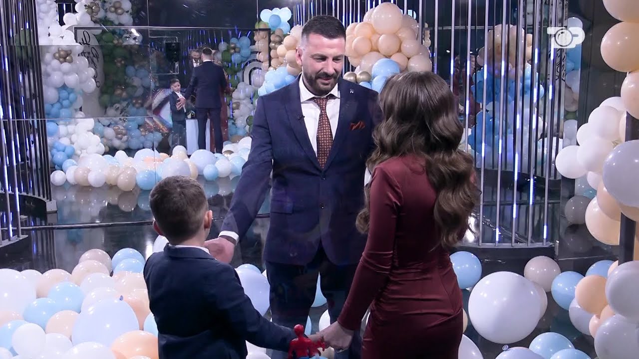 Kelly surprizohet nga njer&euml;zit e tij t&euml; shtrenjt&euml;, partnerja dhe vog&euml;lushi i tij e presin mes lot&euml;sh