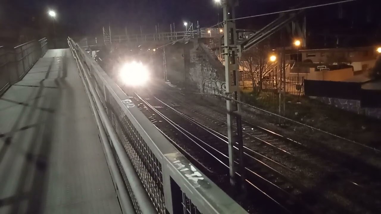 Renfe-Media Distancia UT-599 de tres coches destino Príncipe Pío llegando a la estación de Pozuelo.