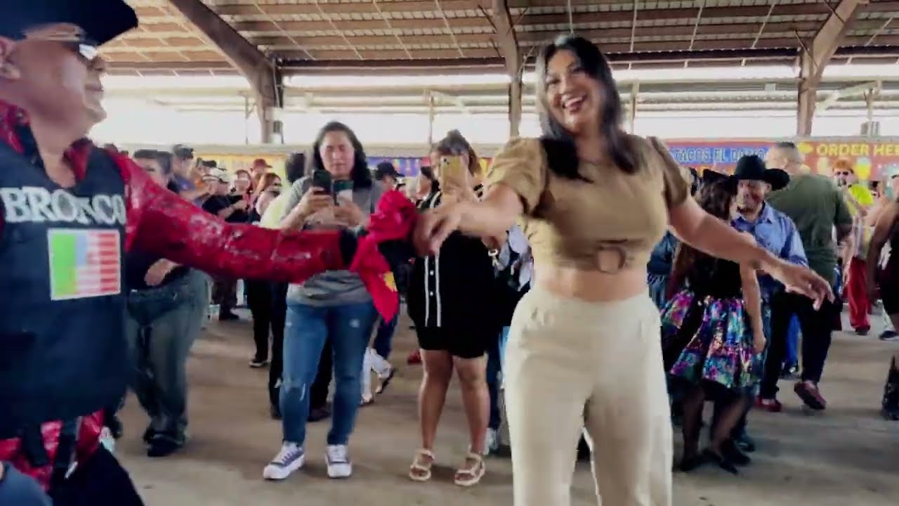 La gente disfrutando del baile en la pulga de Álamo Texas RGV 