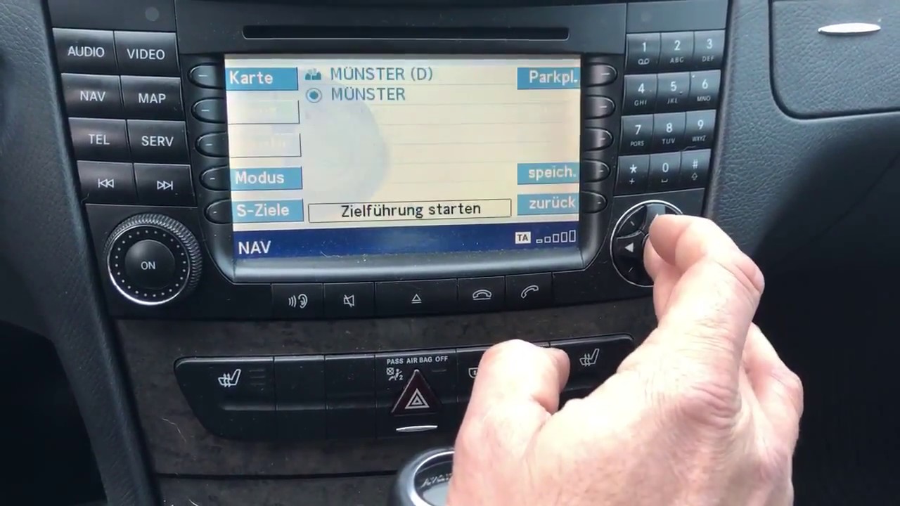 Mediaeinheit und Navigationsgerät Comand aus einem Mercedes W211, Baujahr 12.2006