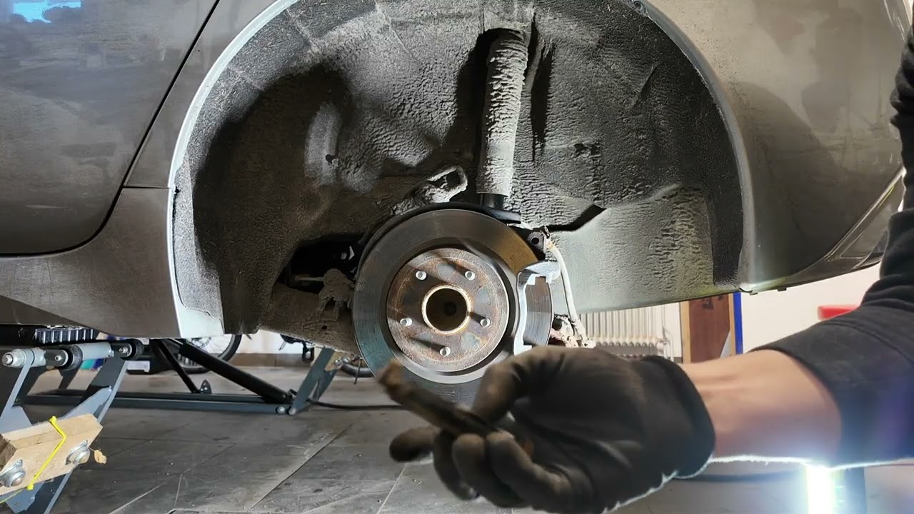 Byter bromsbelägg bak på Nissan Leaf 2019 ZE1