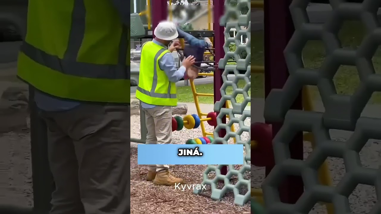 Proč ten chlap Děl&aacute; divn&eacute; věci s d&iacute;tětem?!