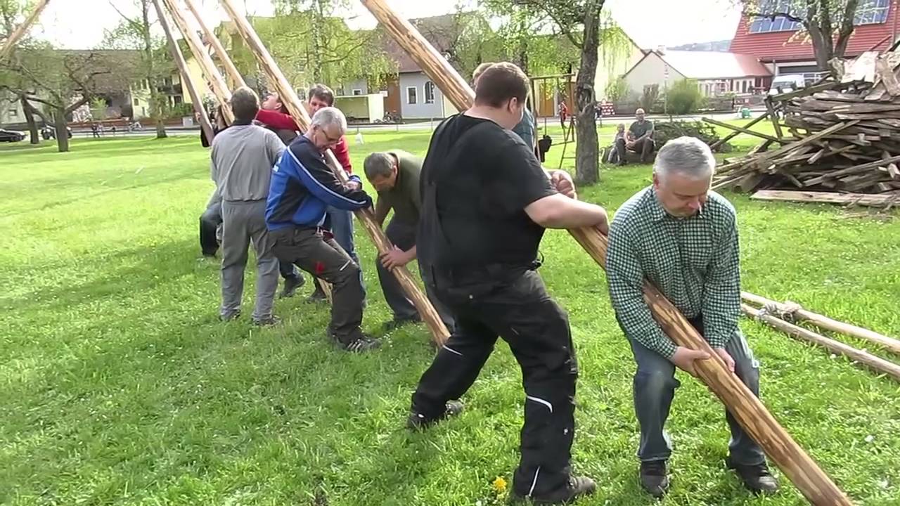 Holzingen 2016  -- Der Maibaum wird aufgestellt
