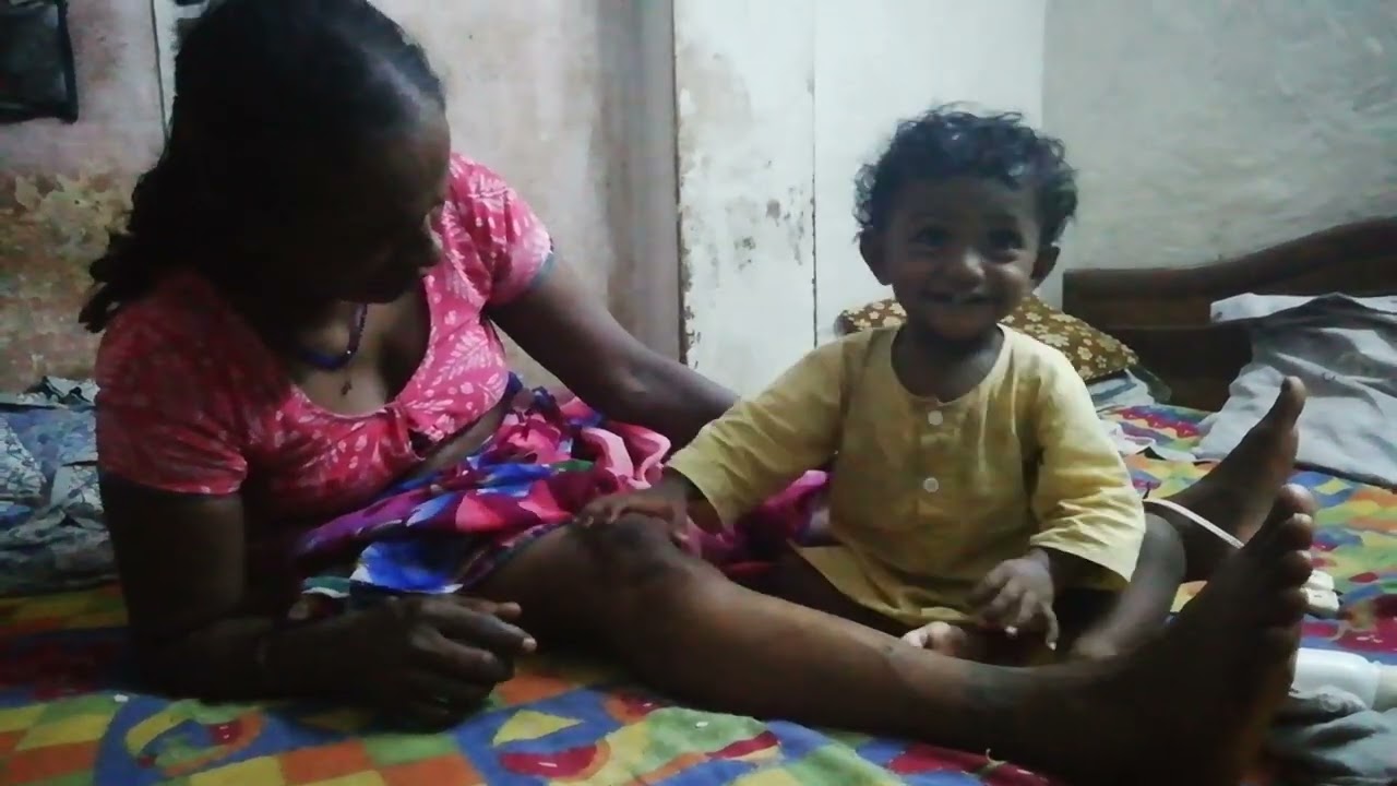 Nanna baccha nani ki Malish kar raha hai नन्ना बच्चा नानी की मालिश कर रहा है 😂🤣