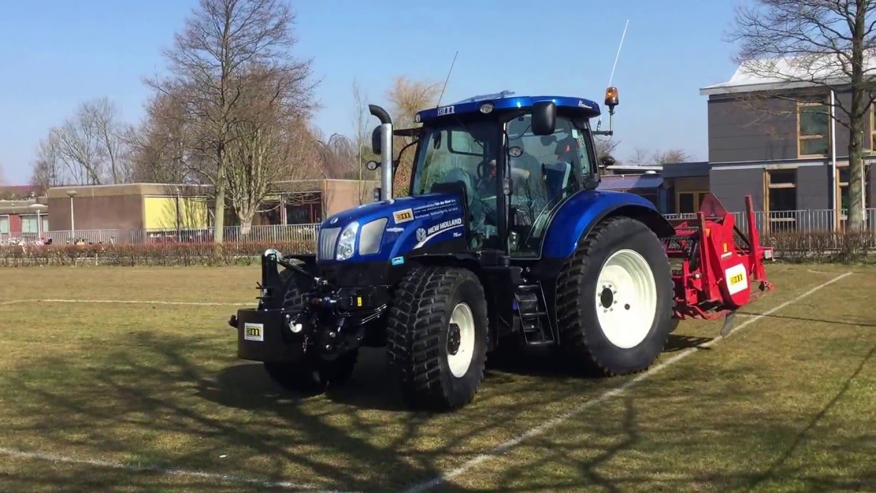 Jan Wolsheimer in actie met het beluchten van een sportveld!