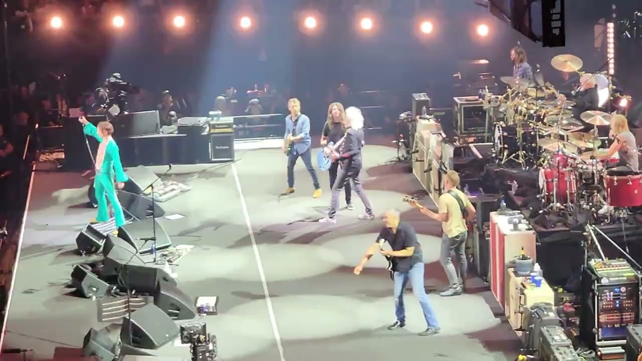 Foo Fighters, Justin Hawkins with Queen - We will rock you