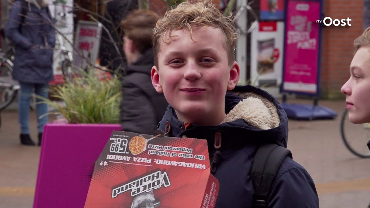 Grote drukte bij uitdelen gratis pizza's in Nijverdal