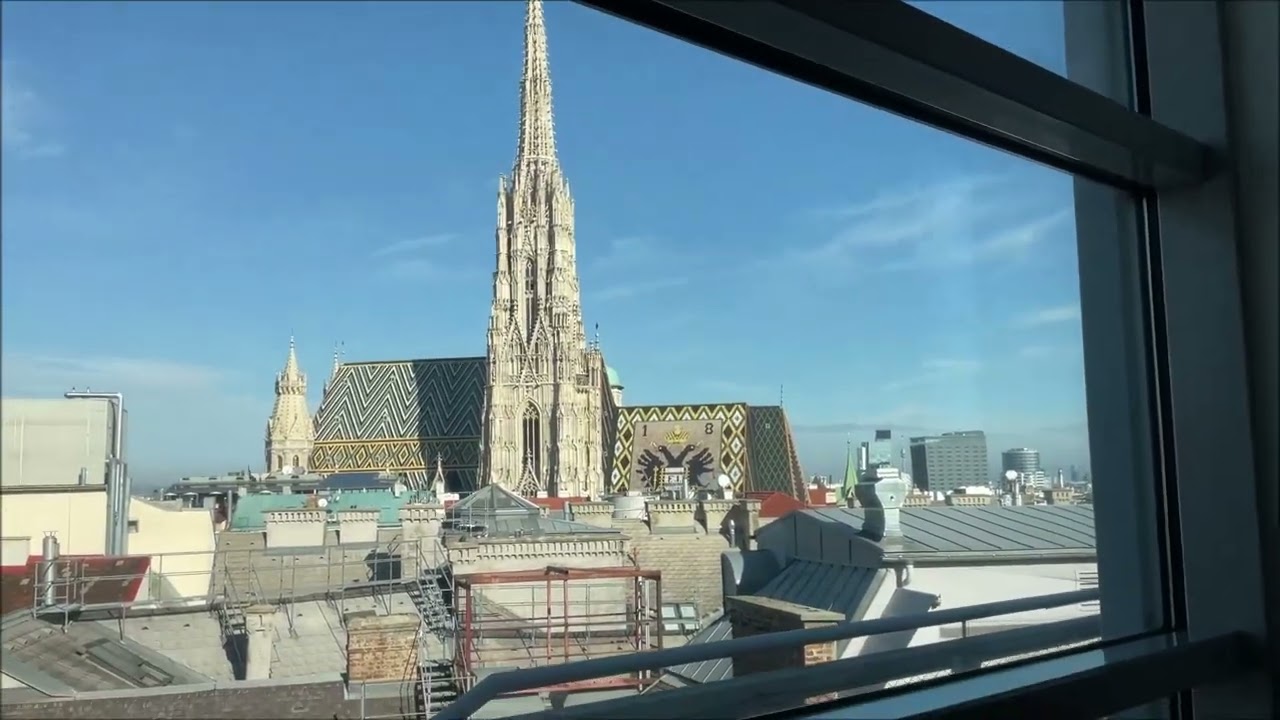 Zwei Aufz&uuml;ge an der Sky Bar vom Kaufhaus Steffl in Wien