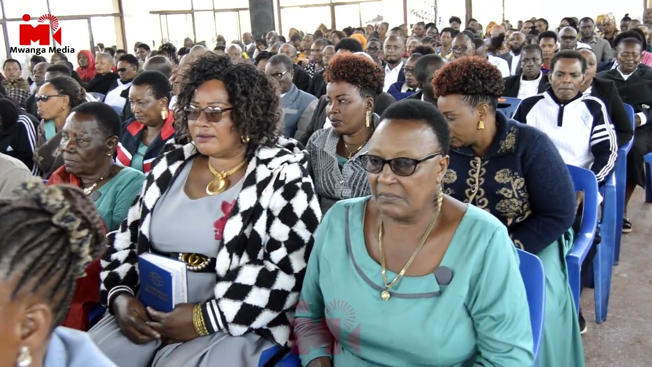 ASK.  DR.  F.  SHOO ARUSHA RUNGU KWA WAIMBAJI WA NYIMBO ZA INJILI