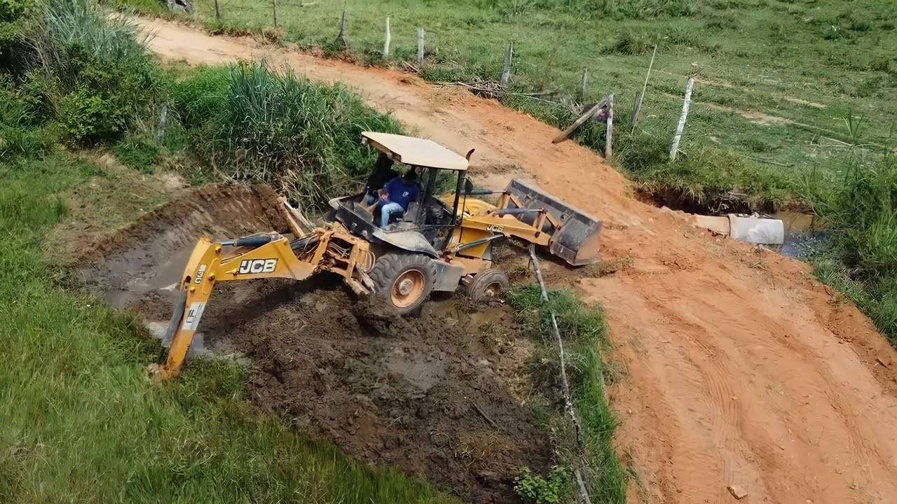 Retroescavadeira Fazendo Bueiro Com Manilhas e Fazendo Captação de Água