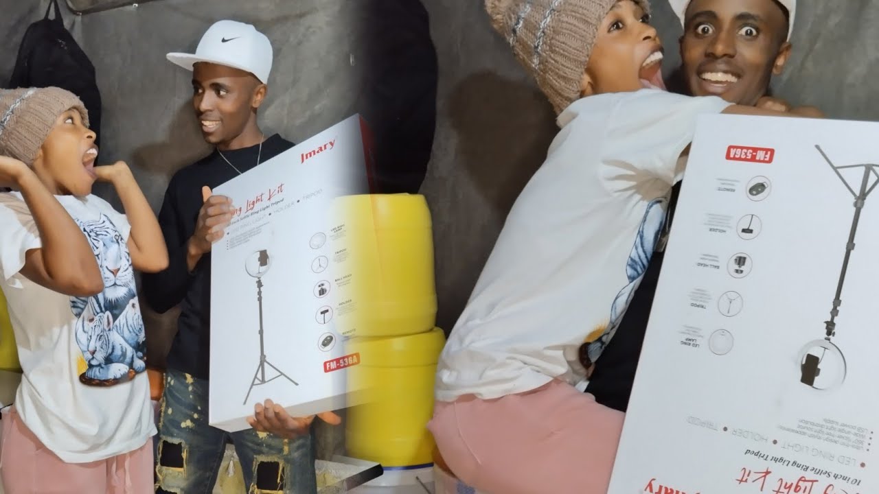Surprising 😱 my wife with a small gift 🎁 to see her reaction 🤗🤗