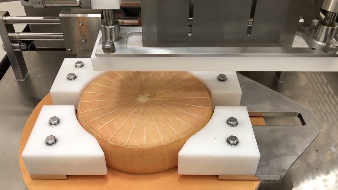 THE WEDGE CHEESE WHEEL CUTTER  / LA TRANCHEUSE À MEULES DE FROMAGE