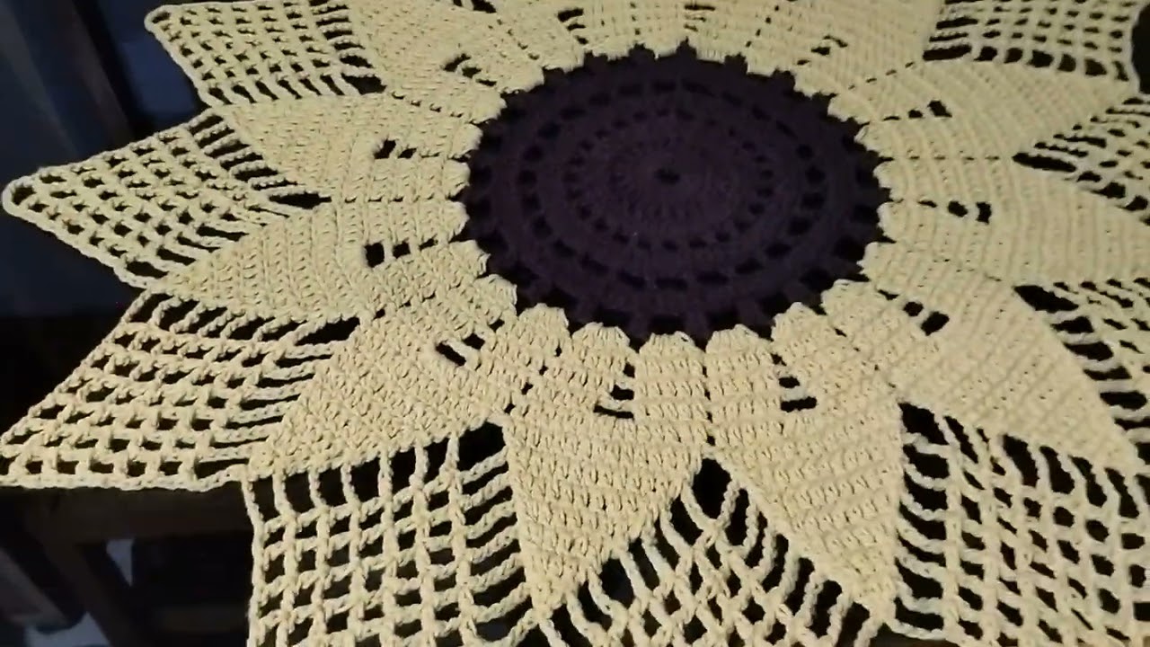 Centro de mesa girassol. Vem ver essa encomenda linda! #crochet #centrodemesadecrochê #feitoamao