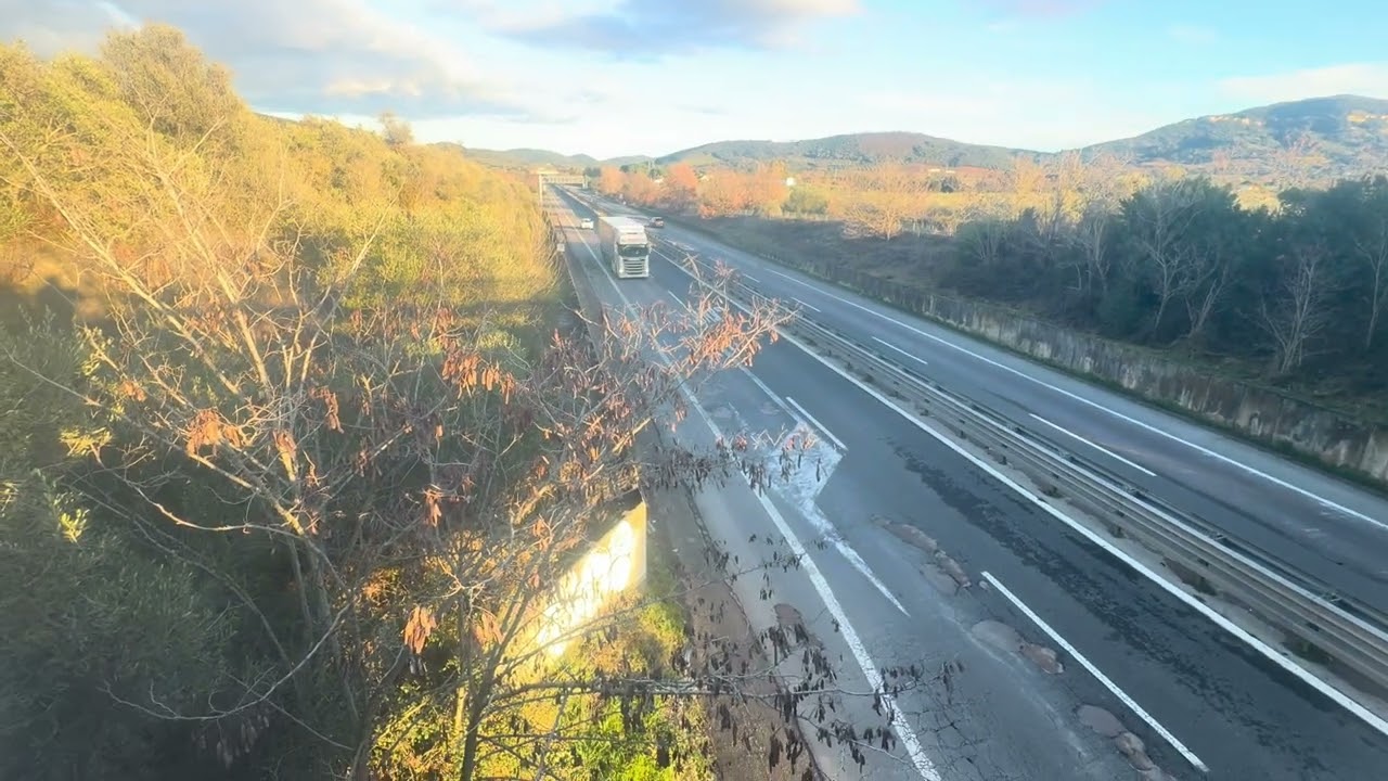 Camion ripresi sopra un ponte (scusate se non ho fatto per un po’ di tempo)