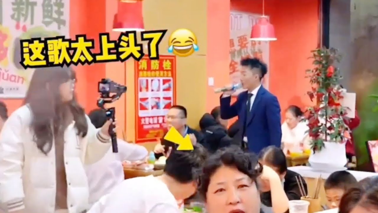 全网最靓表情包来了，小姐姐是让老板坐，还是不让坐呢？#吃饭唱歌#胖千金自助火锅
