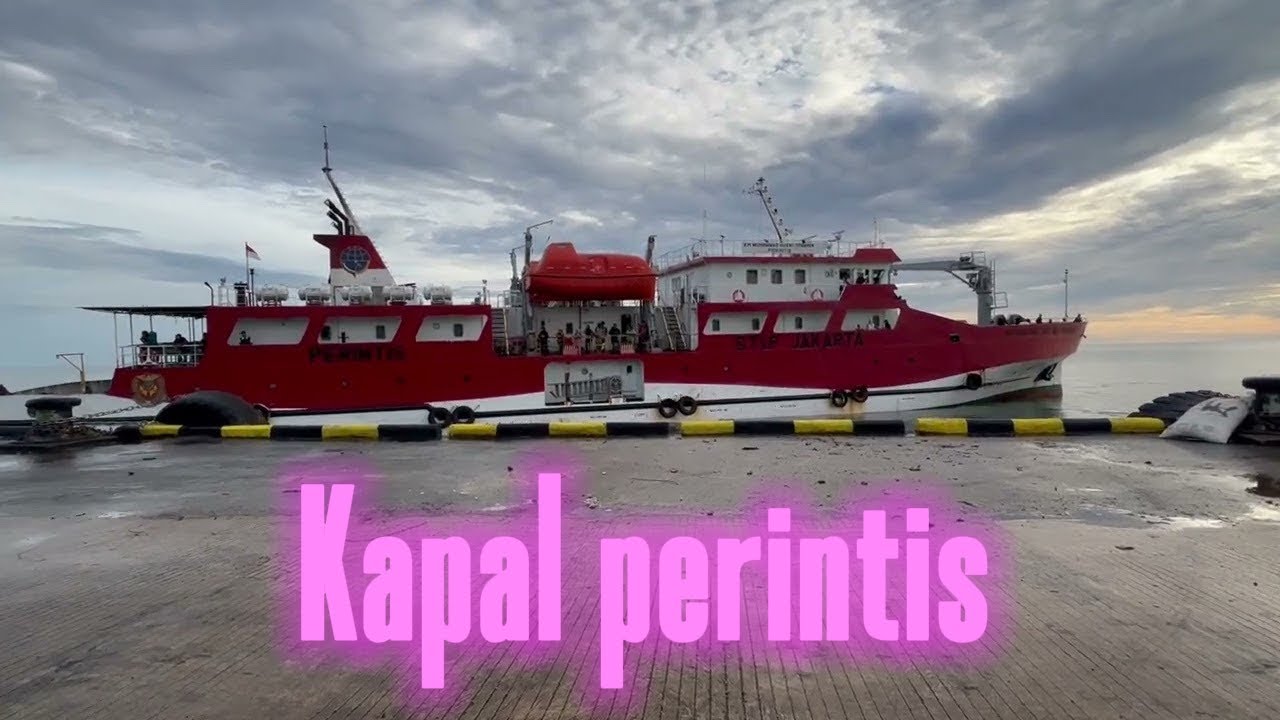 Kapal perintis sandar
