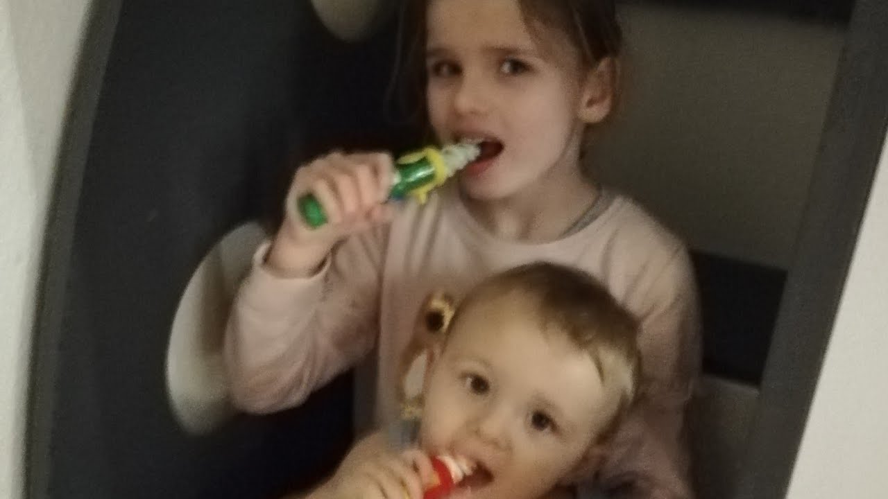 Sofia leger med Mason 💙 Vi spiser pizza sammen 🍕🥰