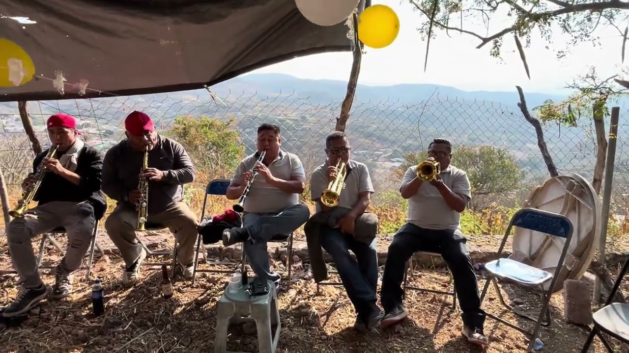 Tocando la banda de alpoyecancingo en San Mateo Nejanpan 