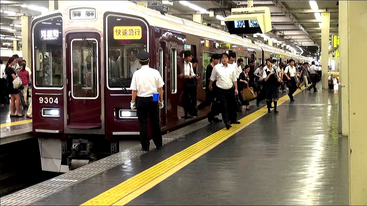 【HD】阪急梅田駅の朝(平日)