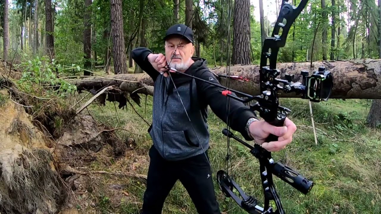 Strzelanie z łuku bloczkowego w trenie lesisto - jeziornym.