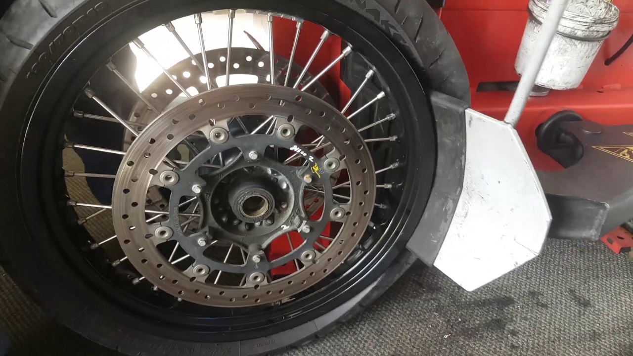 KTM 1190 ADVENTUR COMO SE CAMBIA LA LLANTA DELANTERA