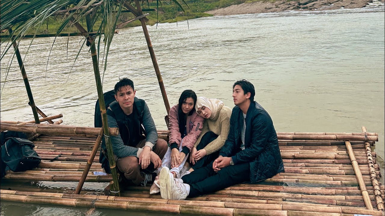 Main sampan di sungai jonggol, seru banget sampe syifa tenggelam.