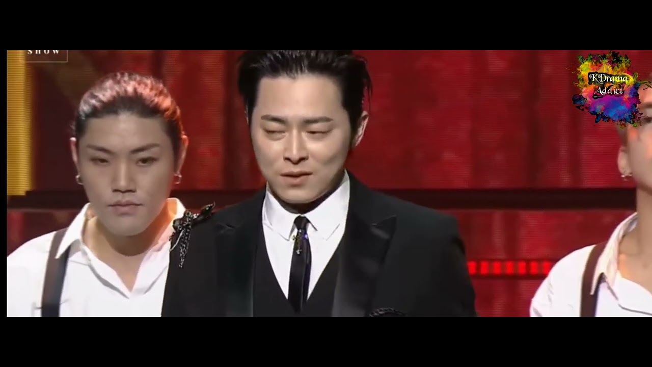 Jo Jung-Suk singing Feeling Good| Falling on stage