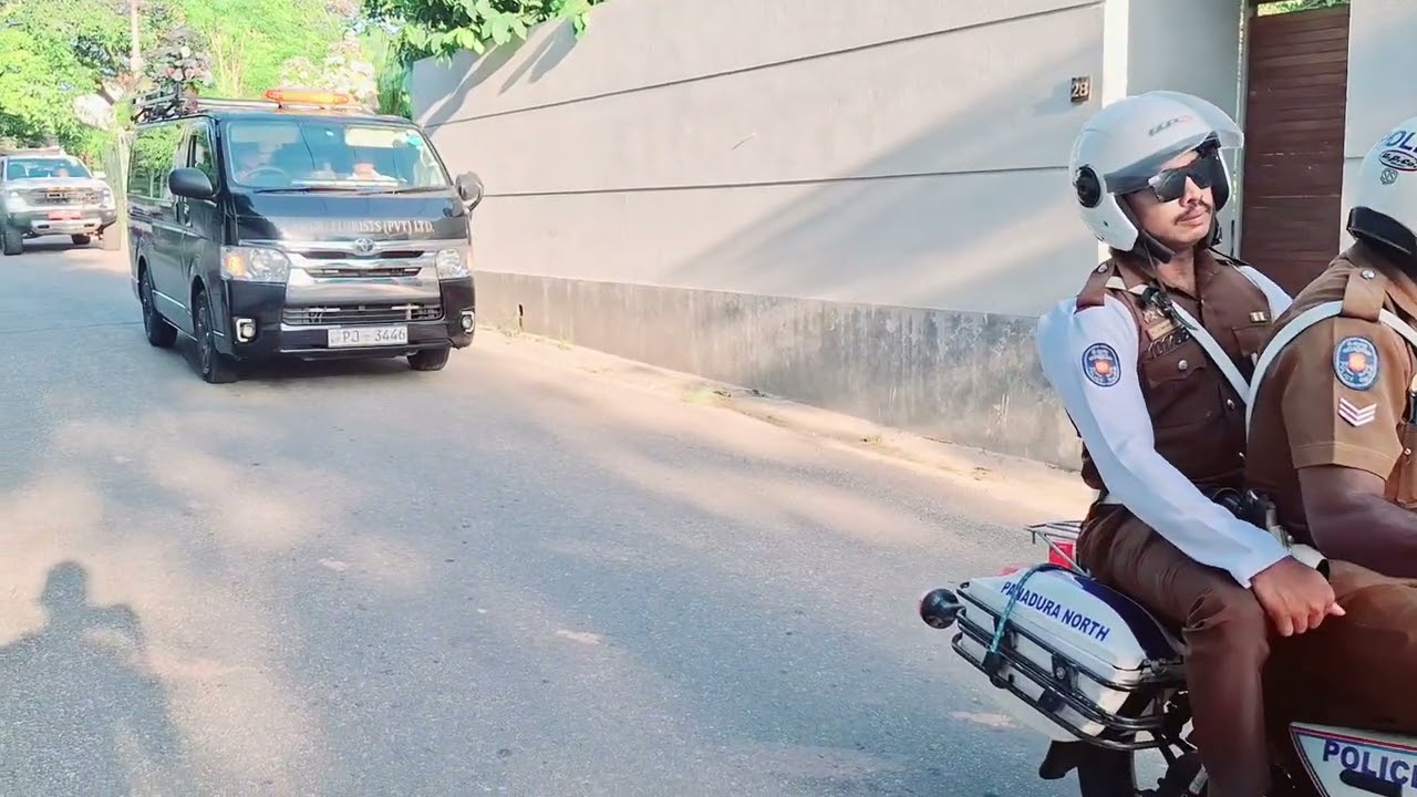මෑනියන්ගේ නිසල දේහය රැගත් පෙරහැර 