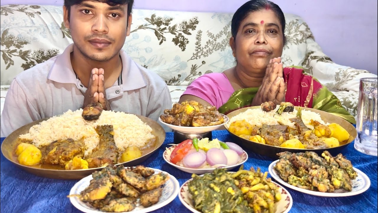EATING SPICY🔥FISH CURRY FISH FRY CHICKEN SKIN CURRY RICE ARBI SAAG SAAG KA PAKODA | EATING MUKBANG