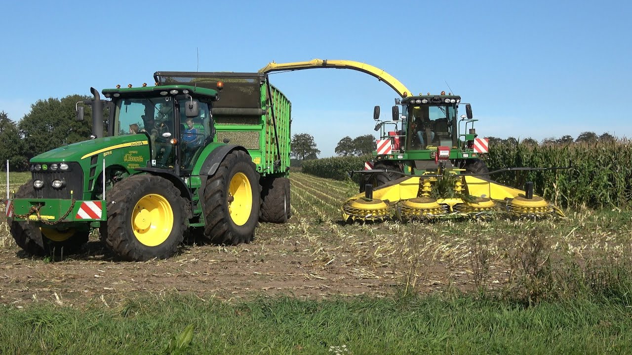 Loonbedrijf Dekker met hun John Deere 7750i aan het mais hakselen aan de Kloosterdijk (2020)