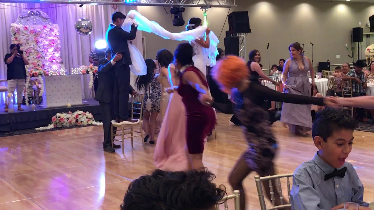 Tradicional vibora de la mar Boda de Mariana y su esposo Luis