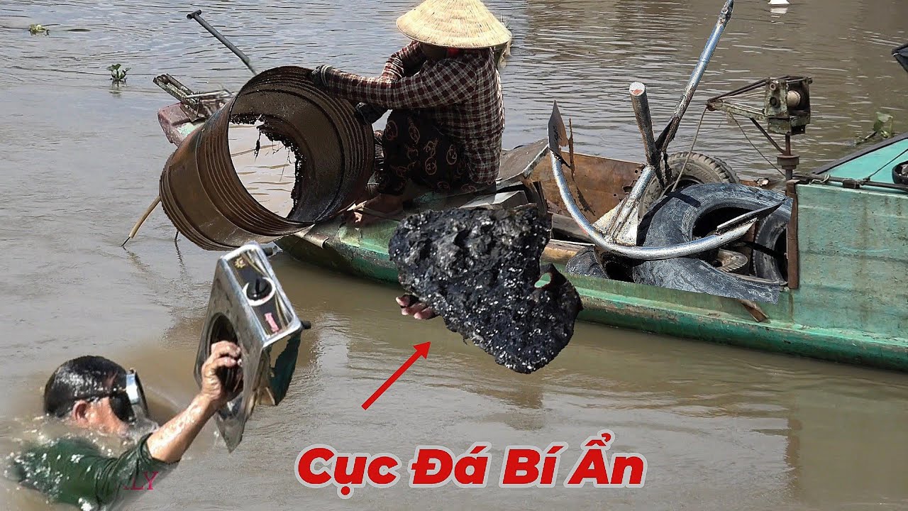 Thợ Lặn Mò Ngây Chổ Nước Chảy Mạnh Bắt Ngờ Mò Được Cục Đá Kỳ Lạ 
