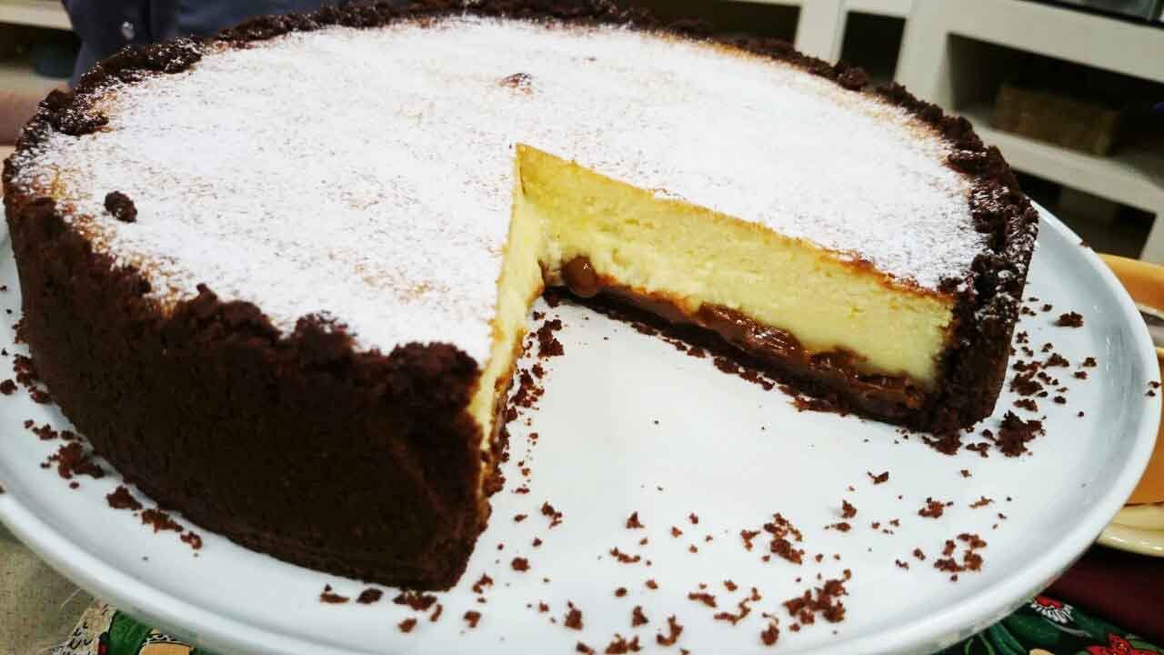 Tarta de ricota, leche condensada y dulce de leche en masa de chocolate