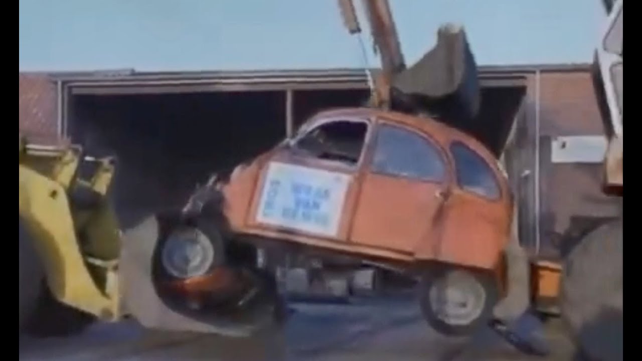 wrak van de weg ‐ old Dutch TV program in which the 2CV was destroyed.