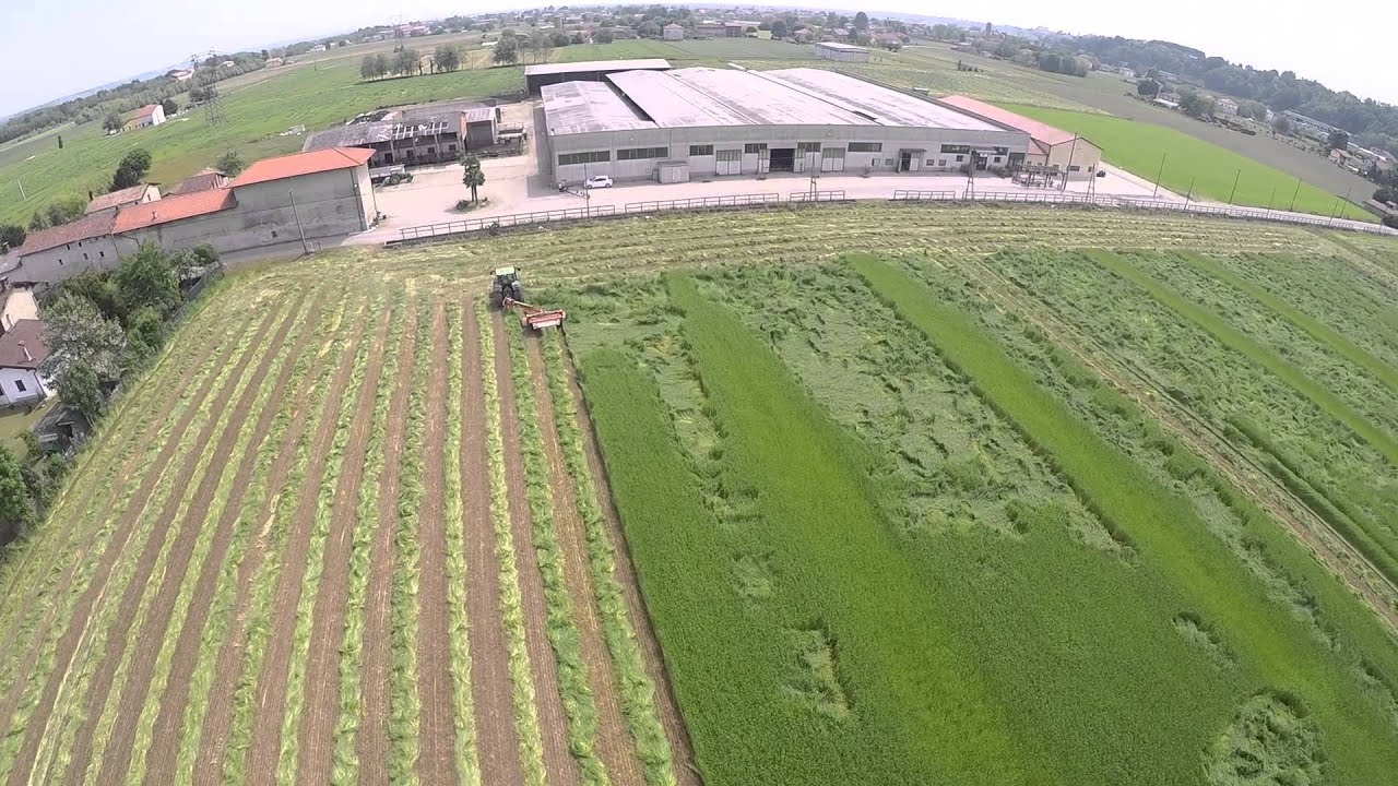 JOHN DEERE 6150R CON FALCIACONDIZIONATRICE KUHN FC 3160