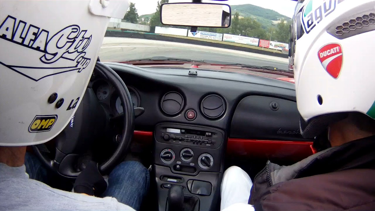 FIAT barchetta insegue 3 giulia