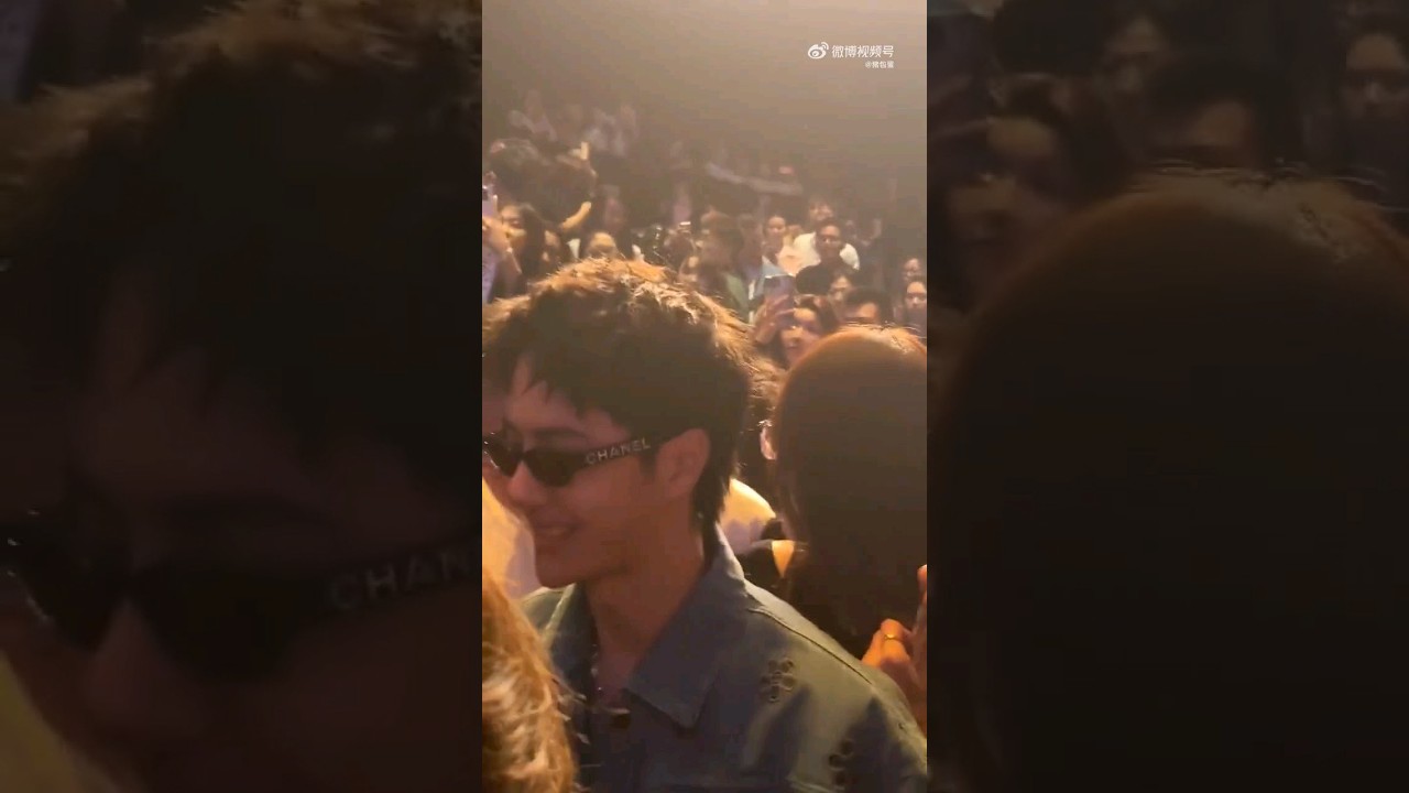 WANG YIBO : CHANEL Prince Yibo smiled in a conversation [SHENZHEN CHANEL Cruise 2023/24 Show​]