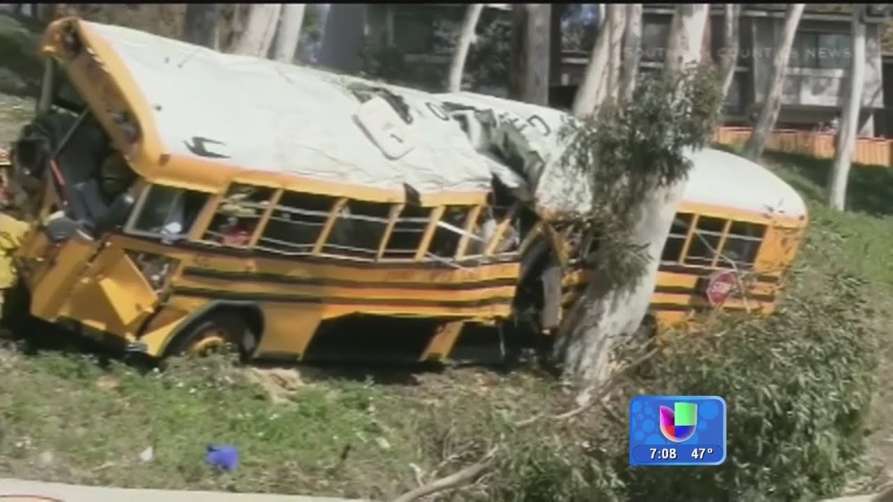 Aparatoso accidente de un autobus escolar